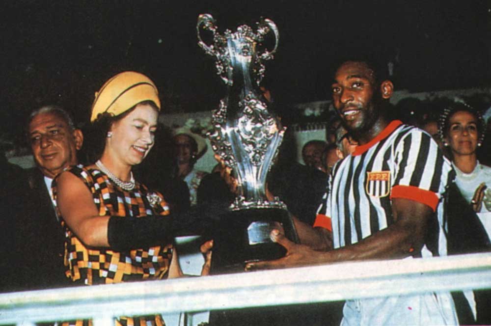 Rainha Elizabeth II entrega troféu para Pelé (Imagem: Reprodução)