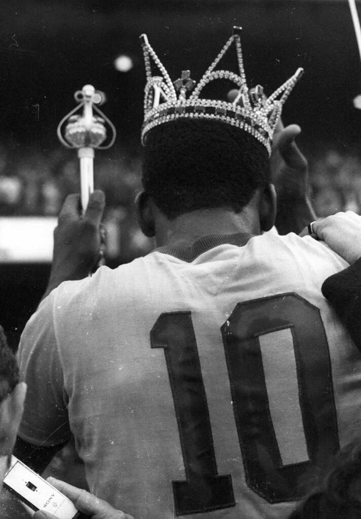 Pelé é coroado como rei, com coroa e cetro, em jogo de despedida da Seleção Brasileira, no amistoso com a Áustria, que terminou em 1 a 1, no Morumbi, em São Paulo (Imagem: Reprodução | Arquivo / Agência O Globo - 10/07/1971 – Agência O Globo)
