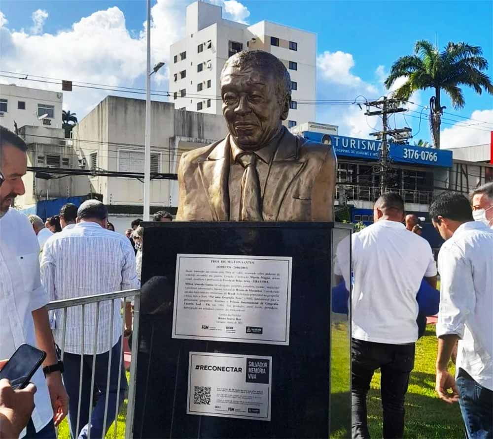 Busto de Milton Santos, instalado em frente à Universidade Federal da Bahia (UFBA), em Ondina (Imagem: Reprodução)