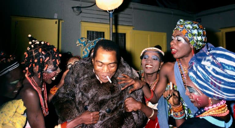 Fela Kuti e sua esposas (Foto: Reprodução/47 Vibez)