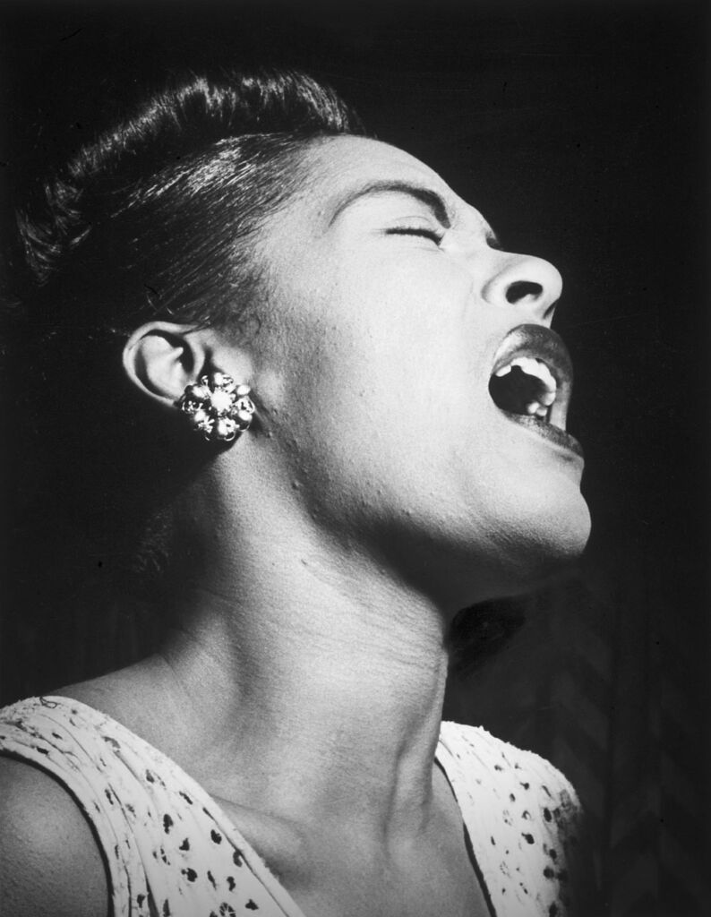 Retrato de mulher negra de perfil, com penteado do anos 50.