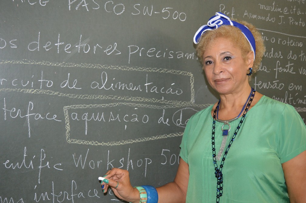 Sonia Guimarães em frente à lousa