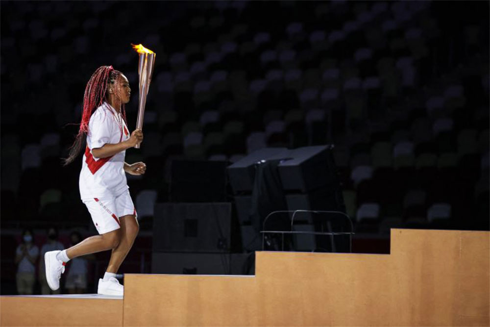 Tenista Naomi Osaka acende pira olímpica na abertura dos Jogos Olímpicos (Imagem: HANNAH MCKAY / POOL / AFP)