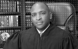Darrin Gayles primeiro juiz federal negro e gay dos EUA