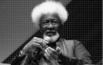 Montagem Wole Soyinka falando ao microfone.