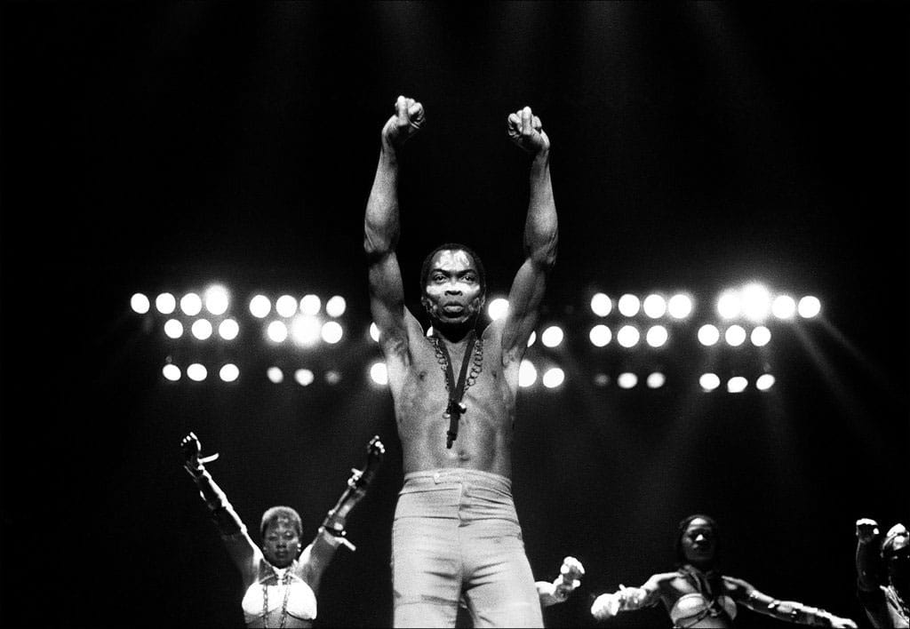 Fela Kuti de braços erguidos durante show (Foto: Leni Sinclair/Michael Ochs Archives, via Getty Images)