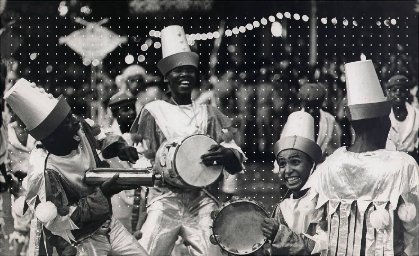 Ritmistas em desfile de escola de samba do Carnaval do Rio de Janeiro, 1965. (Foto original: Arquivo Nacional / Fundo Correio da Manhã)