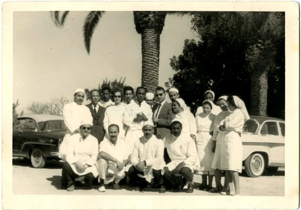 Fanon com sua equipe médica em Blida