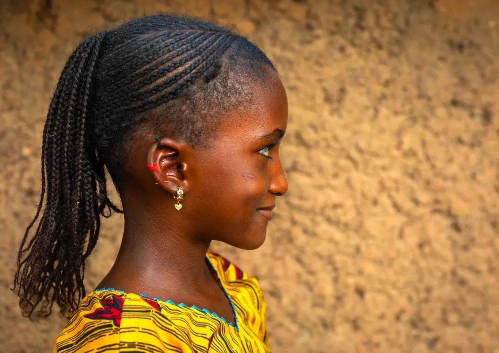 Garota da tribo Peul com cabelo trançado, distrito de Savanes