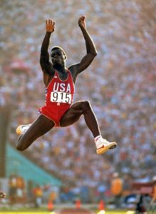 Carl Lewis, nas olimpíadas de Los Angeles, em 1984 (Imagem: Reprodução)