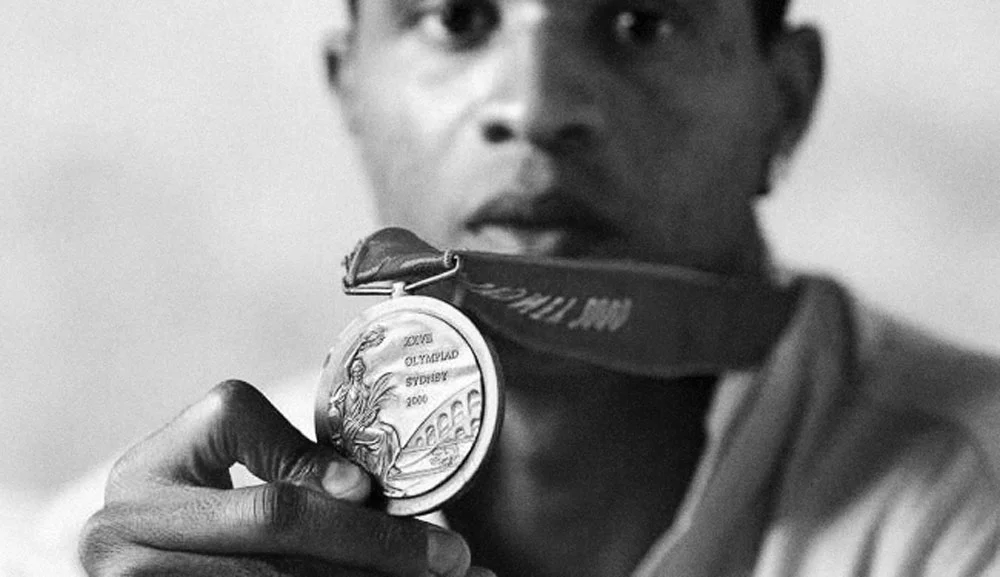 Edvaldo Valério com sua medalha de Sydney