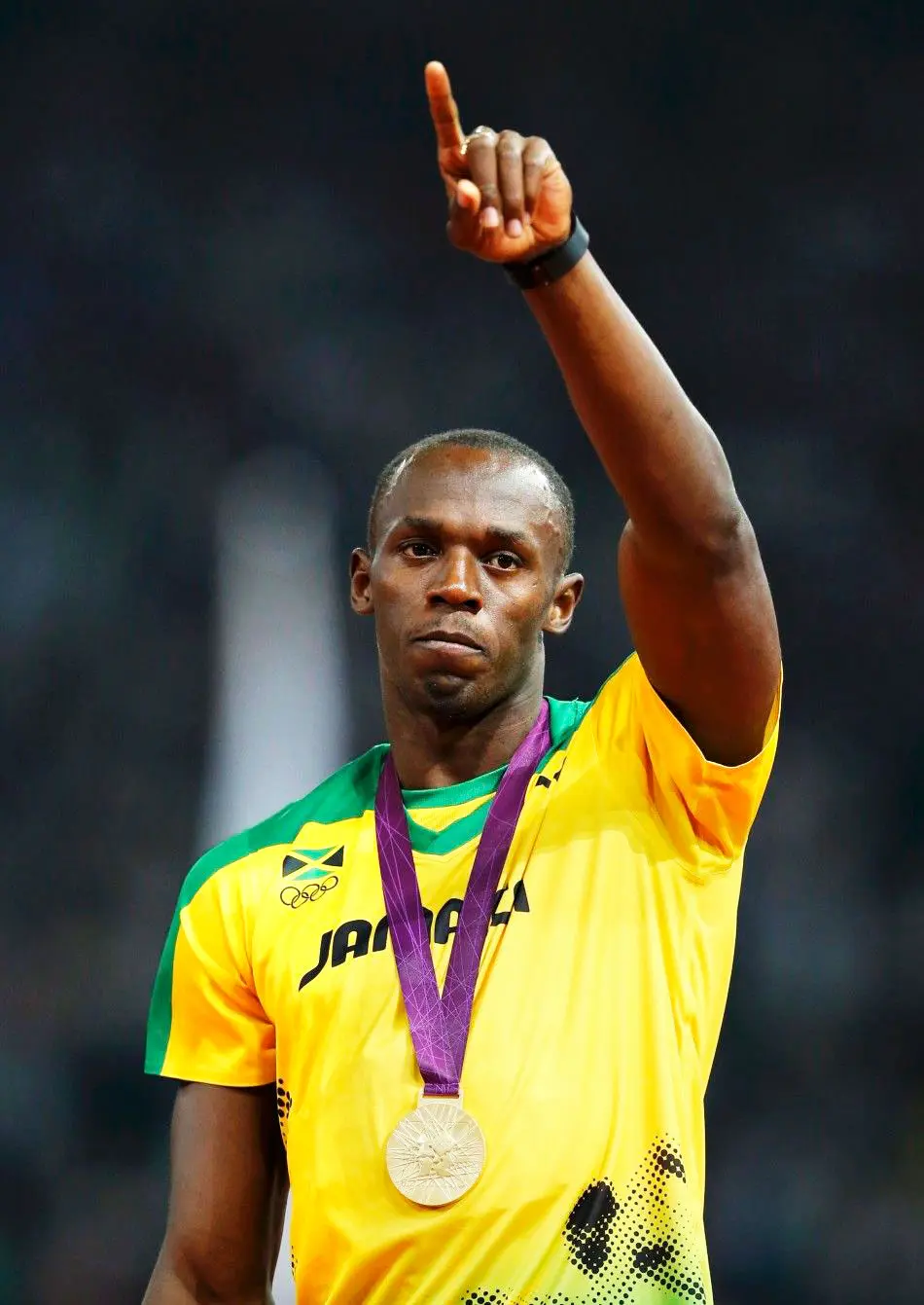 Usain Bolt e uma de suas muitas medalhas de ouro (Imagem: divulgação)