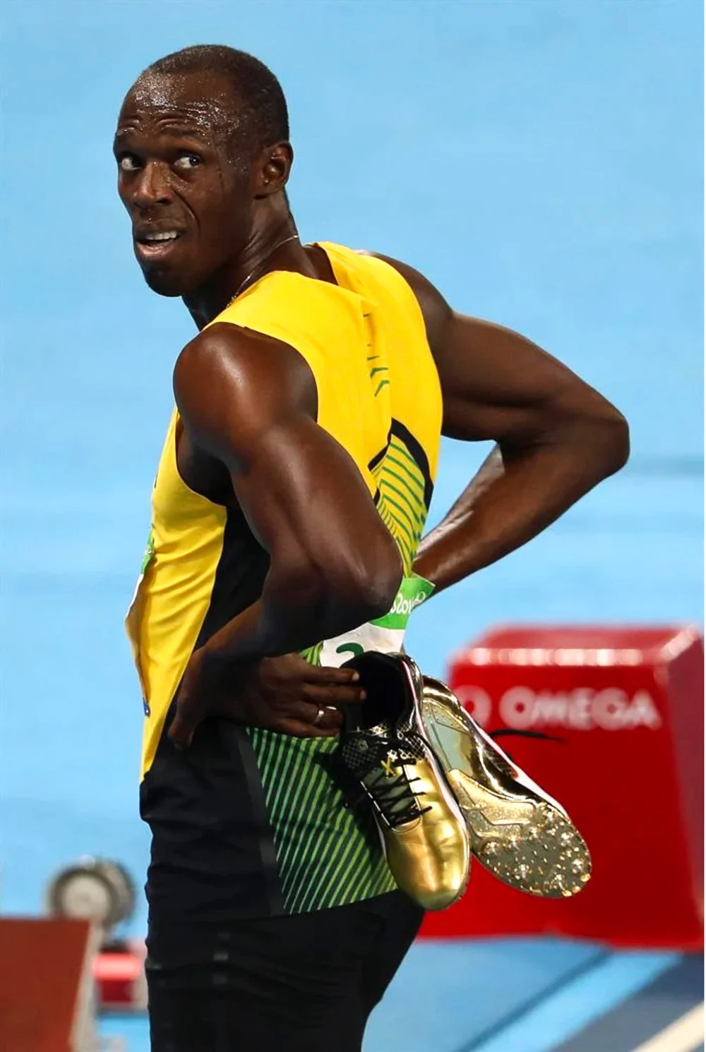 Usain Bolt com suas sapatilhas douradas (Imagem: divulgação)