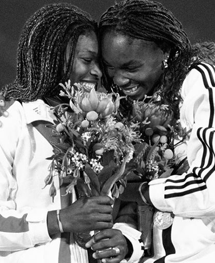 Venus e Serena Williams celebrando o ouro pelos EUA em Sydney, 2000. (Foto: Getty Images)