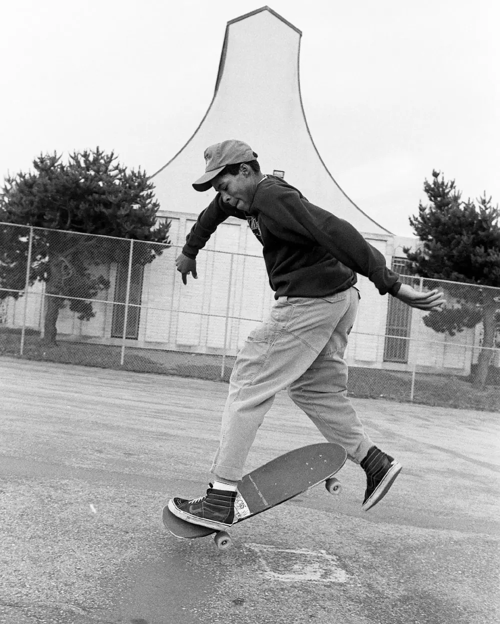 O No Comply, manobra realizada sem colocar as mãos no skate, de Ray Barbee revolucionou o esporte. (Imagem: Ogden)