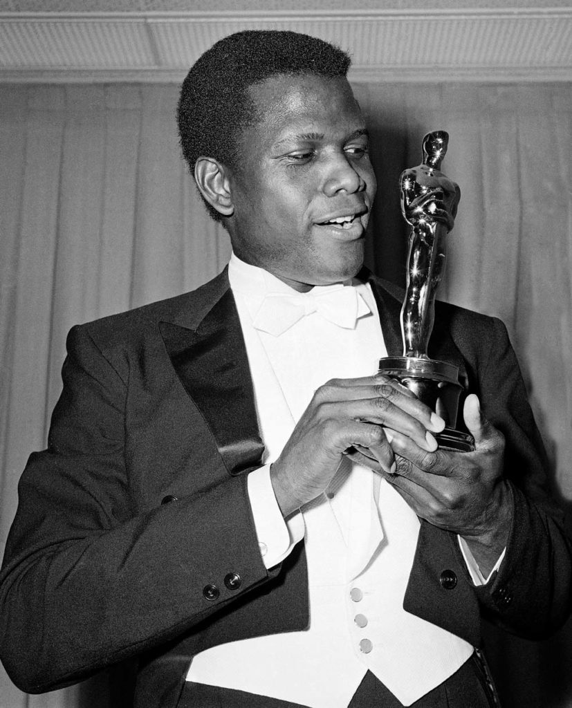 Sidney Poitier recebendo o oscar (Imagem: divulgação)