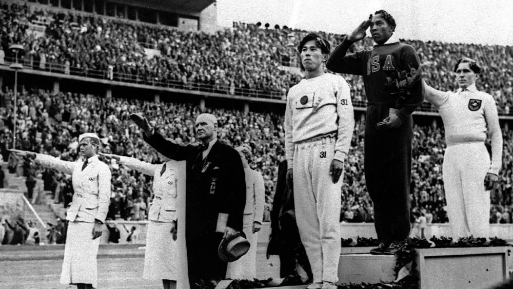 Jesse Owens nas olimpíadas de 1936, em primeiro colocado.