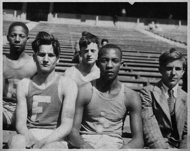 Jesse Owens com alguns colegas do colégio. Imagem: OSU Photo Archives