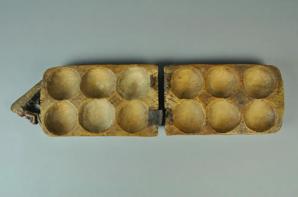 Tabuleiro de Mancala do povo Yorubá, Nigeria, do início do século XX (Imagem: Museu Penn) 