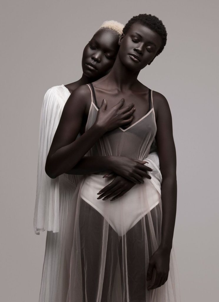 Nyakim Gatwech posa com Khoudia Diop em uma campanha sobre amor próprio (Imagem: Joey Rosado)