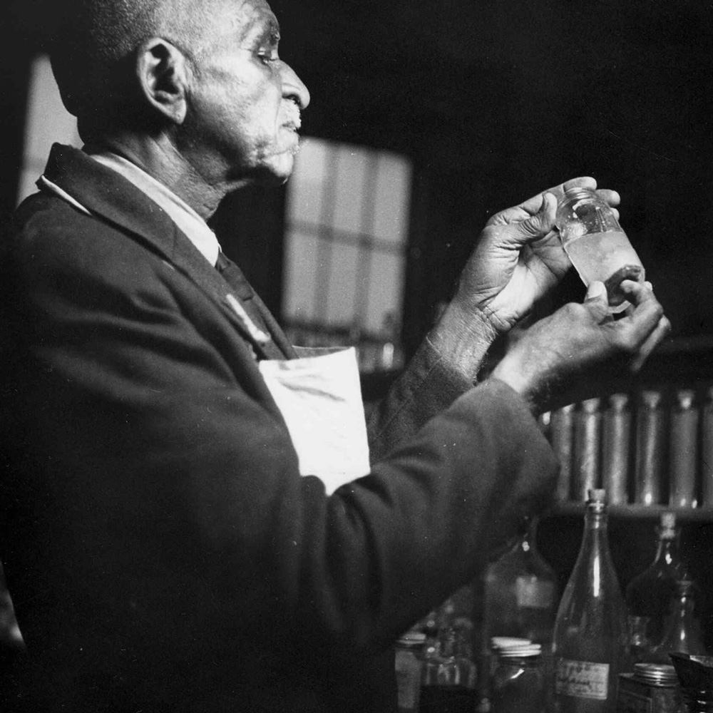 Dr. Carver em seu laboratório em Tuskegee em 1938. (Imagem: Arquivos Nacionais / Domínio Público)