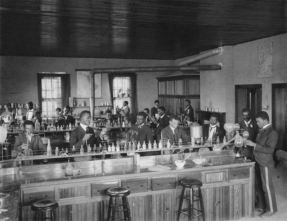 George Washington Carver com estudantes no laboratório de química do Tuskegee Institute, 1902. (Imagem: Library of Congress Prints and Photographs Division, Frances Benjamin Johnston