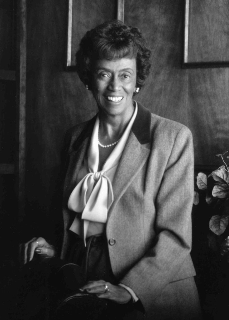 Jewel Plummer Cobb em seu escritório na Universidade do Estado da California, em 1988. (Imagem: The New York Times)