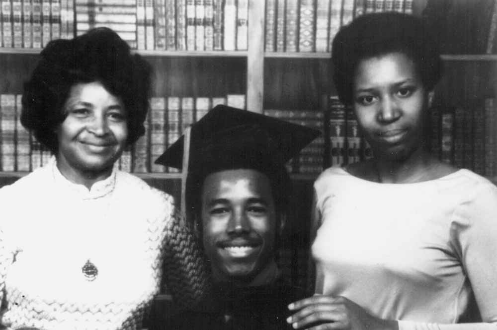 Ben Carson com sua mãe, Sonya, e sua futura exposa, Candy após sua graduação na universidade de Yale University, em 1973 (Imagem: cortesia de Ben Carson)