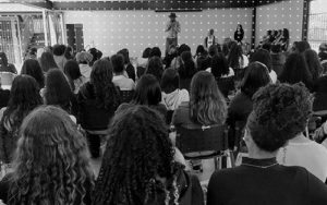 Palestra Projeto Cabelo Afro Feminino. (Imagem: Fotografia reprodução e Montagem Primeiros Negros)