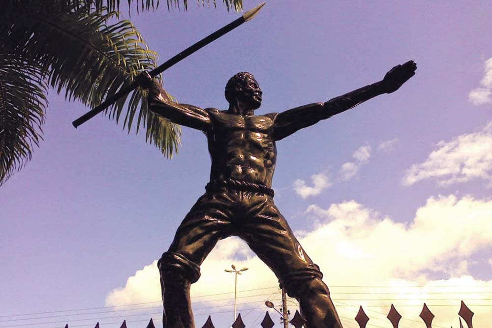 Monumento a Zumbi localizado no atual parque onde se situava o quilombo dos palmares. (Imagem: