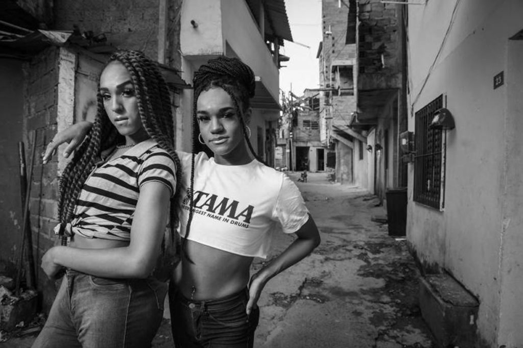 As amigas Larissa Santos, 16, e Gabriella Lima, 18, em Paraisópolis. (Imagem: Karime Xavier/Folhapress)