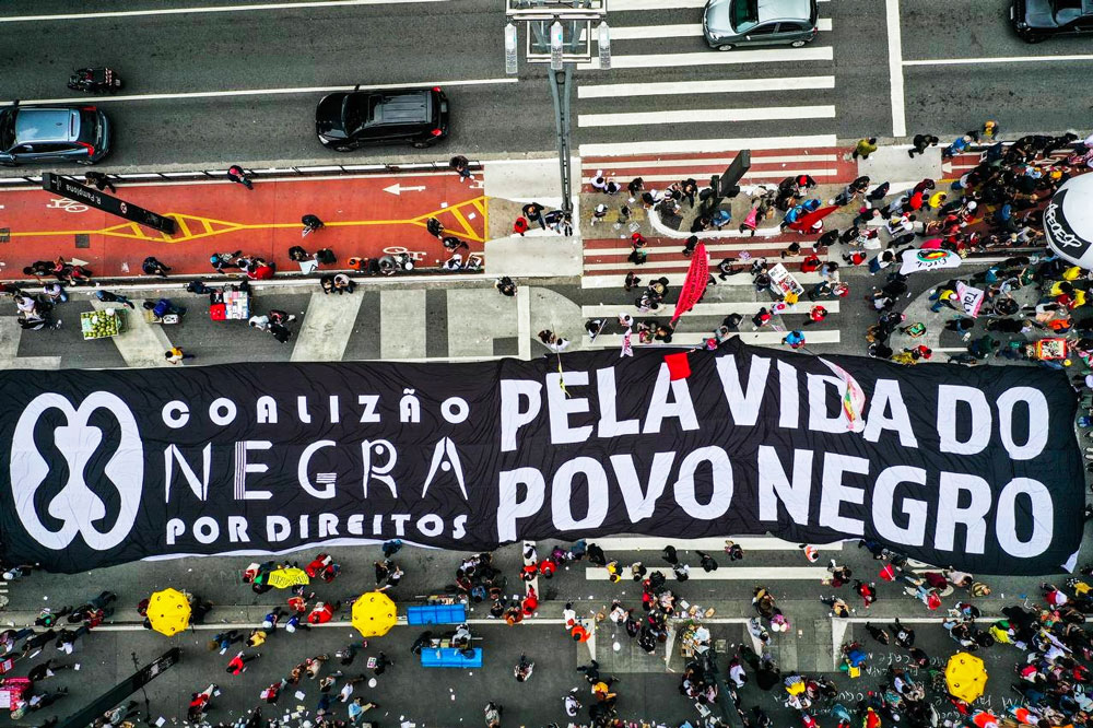 Faixa da Coalizão Negra por Direitos em manifestação na Avenida Paulista (Imagem: Reprodução)