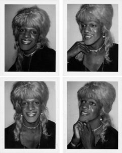 Marsha P. Johnson fotografada por Andy Warhol para a série “Ladies and gentlemen”. (Imagem: Reprodução)