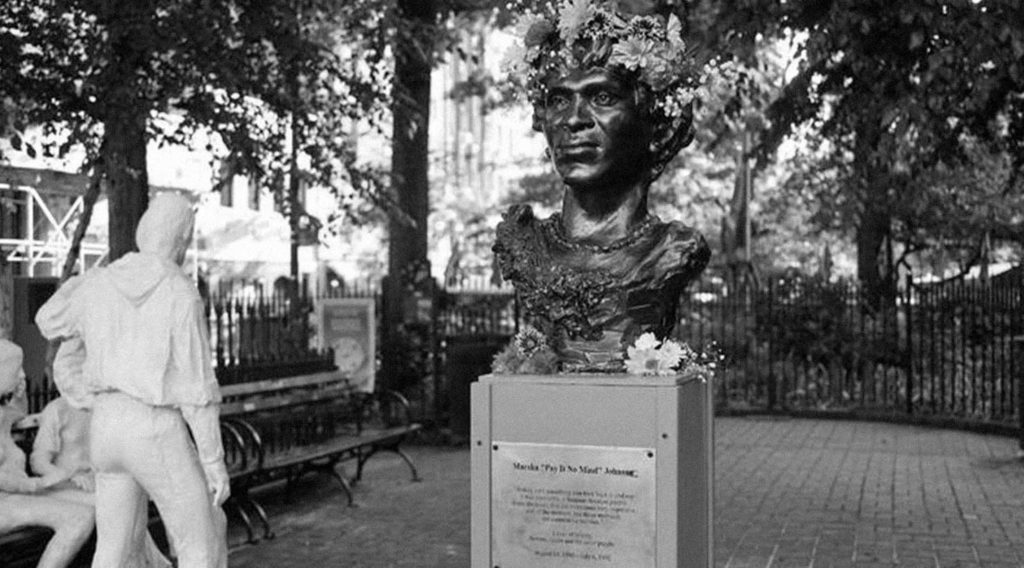 Busto de Marsha P. Johnson erguido por um grupo de artistas e ativistas no Christopher Park, em Nova York, bem em frente ao Stonewall Inn. (Imagem: Reprodução)