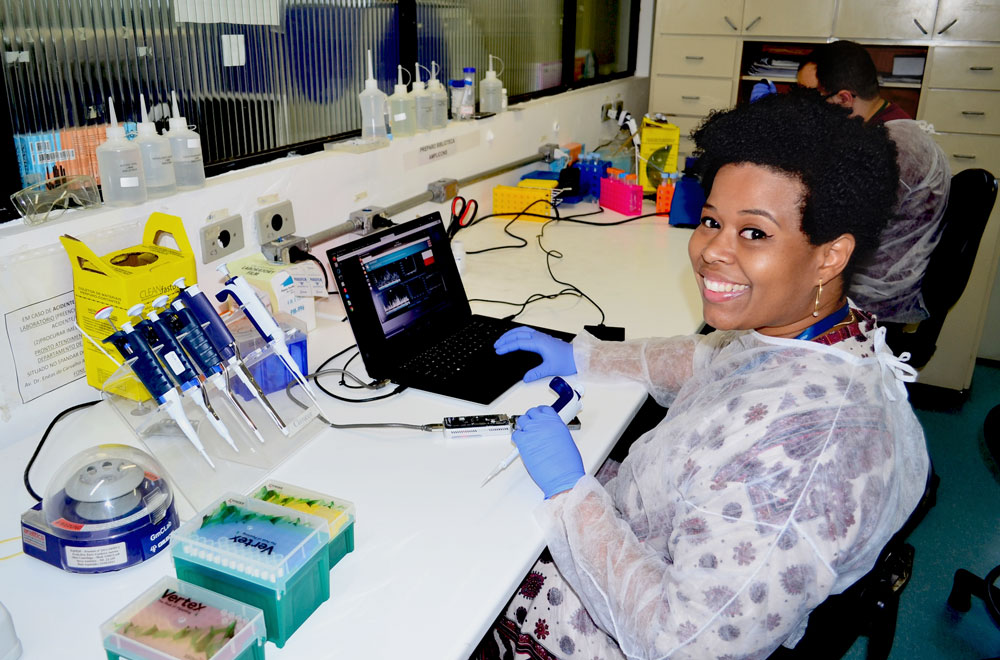 Jaqueline Goes de Jesus na bancada do laboratório: faz vigilância genómica dos novos vírus no Brasil (Imagem: Almir R. Ferreira/SCAPI IMT)