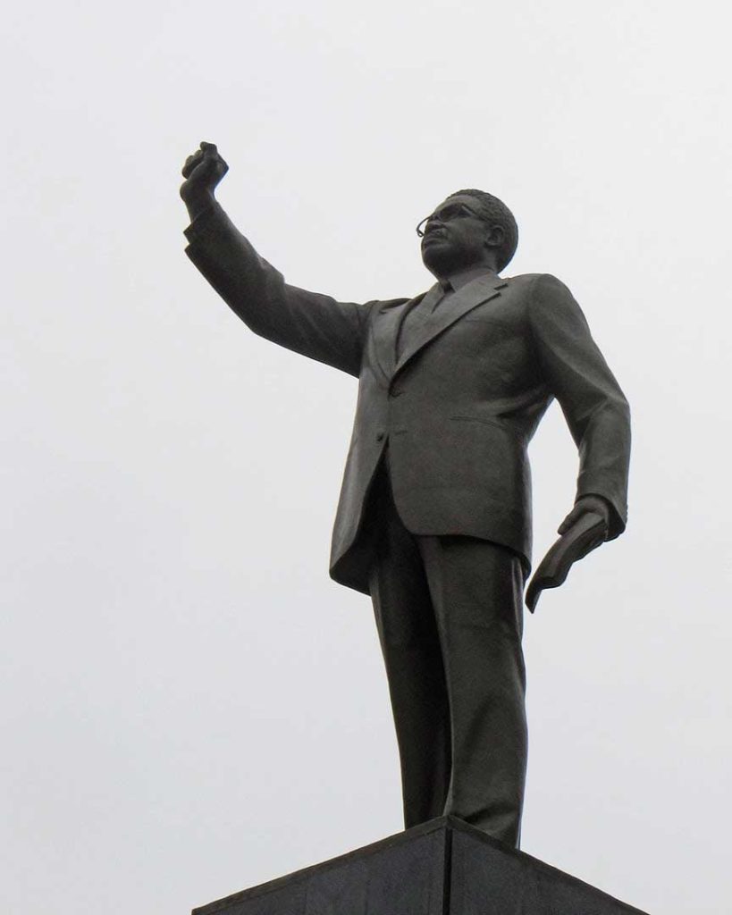 Estátua de Agostinho Neto localizada em Luanda (Imagem: Reprodução)