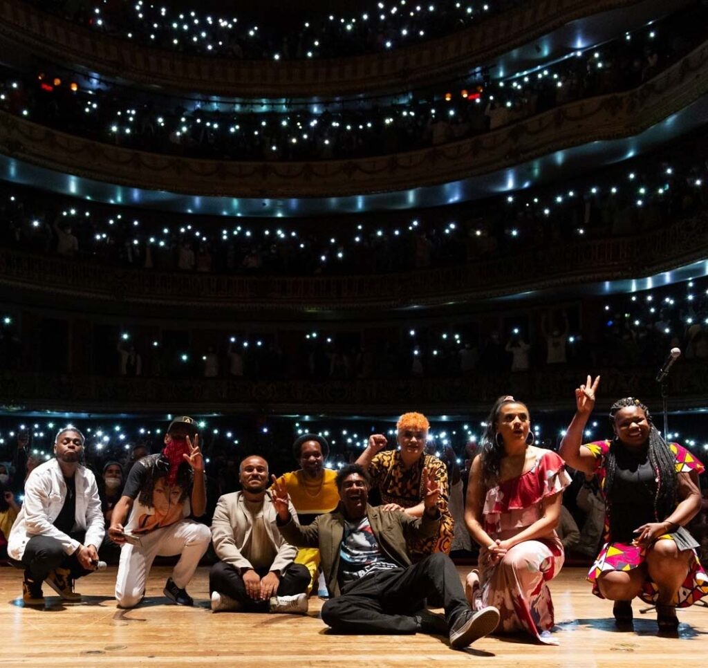 Humoristas no palco do Theatro Municipal de São Paulo, durante o show de stand up 'Risadas Pretas Importam' (Imagem: Rafael Salvador/ Divulgação)