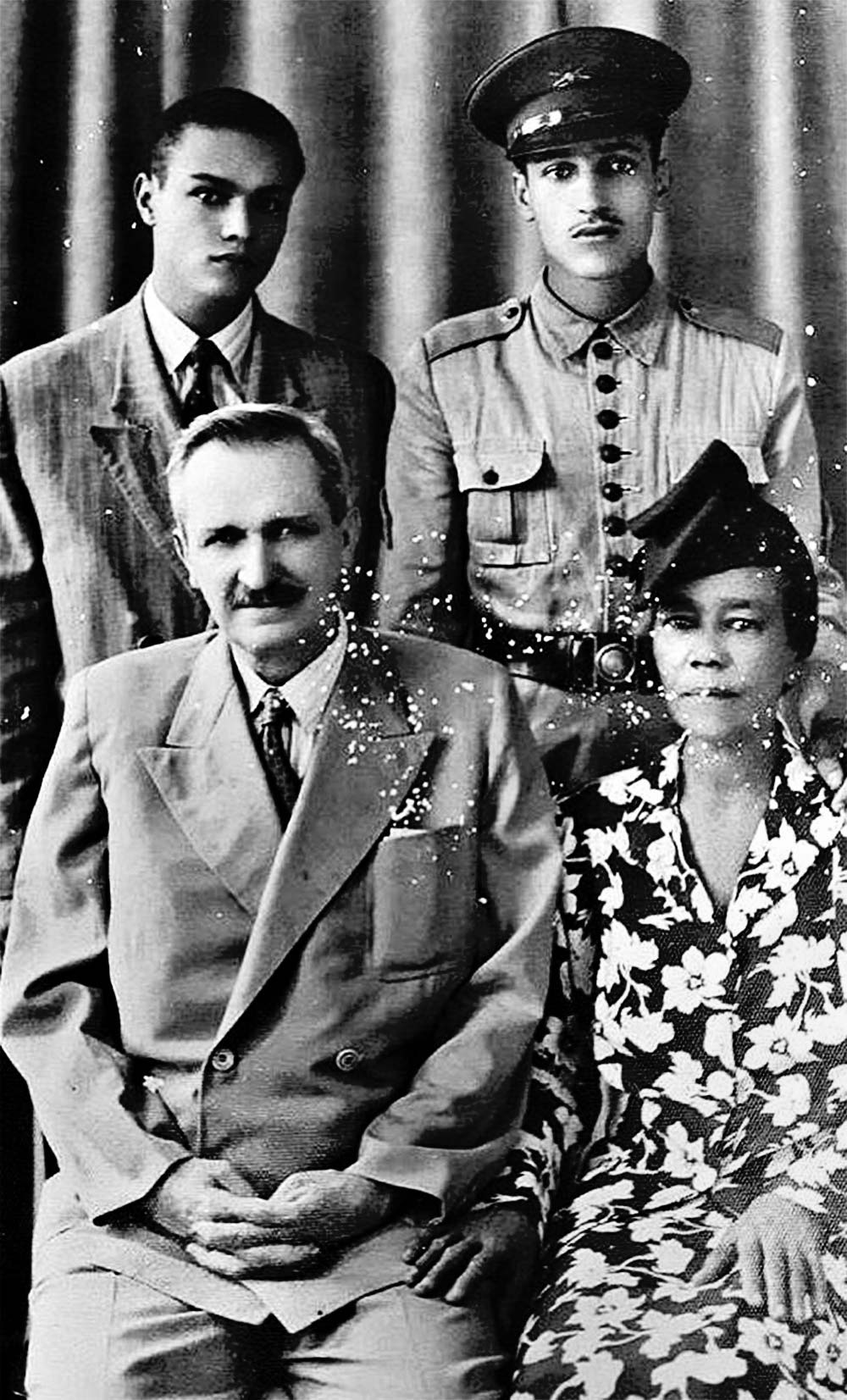 Maria Odília Teixeira acompanhada de seu marido e dois filhos (Imagem: Reprodução do Acervo Familia)