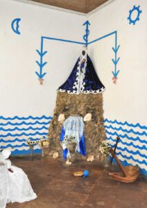 Altar de Iemanjá em templo em Trinidad (Cuba), com insígnias do sol e da lua (Imagem: Dominique Michel | Wikimedia Commons)