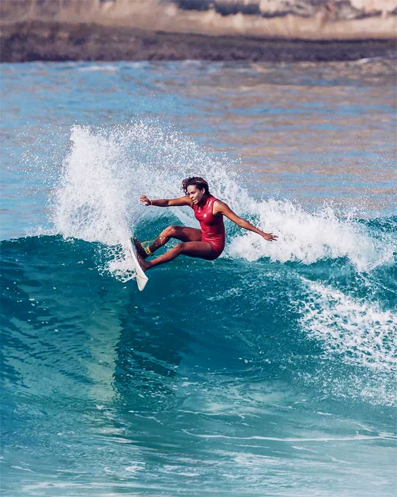 Yanca Costa surfando (Imagem: Juliano Cersossimo | Reprodução do acervo pessoal da surfista)