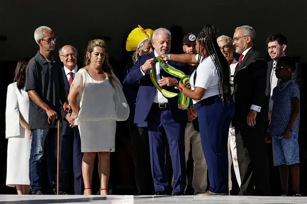 Lula recebe a faixa presidencial no Palácio do Planalto 