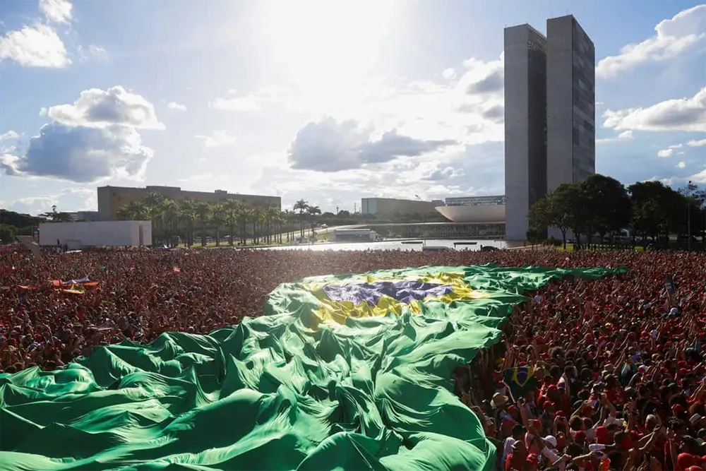 Globo Apoiadores de Lula se reúnem no dia em que ele toma posse como presidente do Brasil.