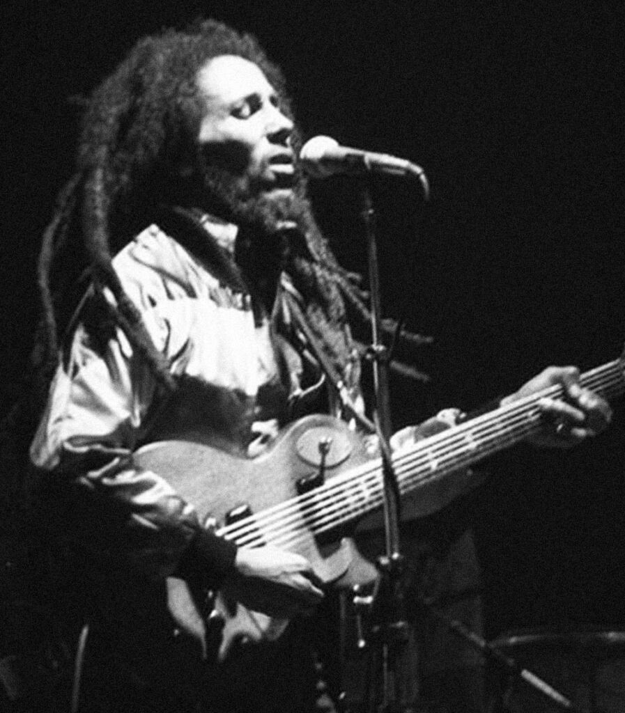 Bob Marley no palco em foto preto e branco