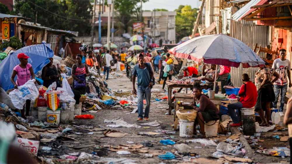 Porto Príncipe, capital do Haiti, um retrato da Instabilidade política, fome e violência generalizadas. (Imagem: Reprodução | Reuters - Ricardo Arduengo)