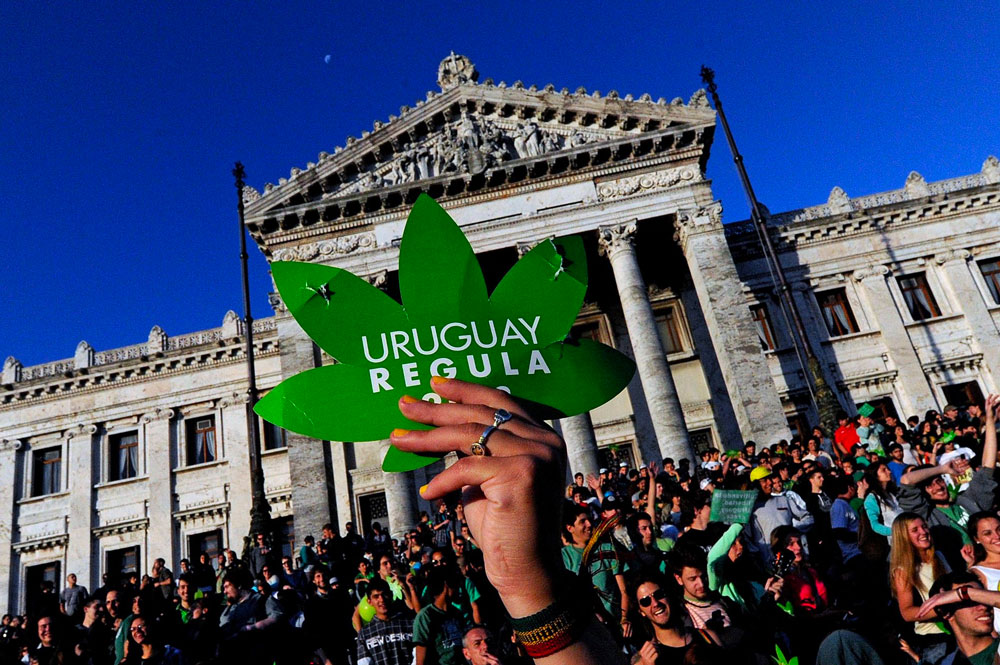 Manifestantes em frente à prédio oficial do Urugai