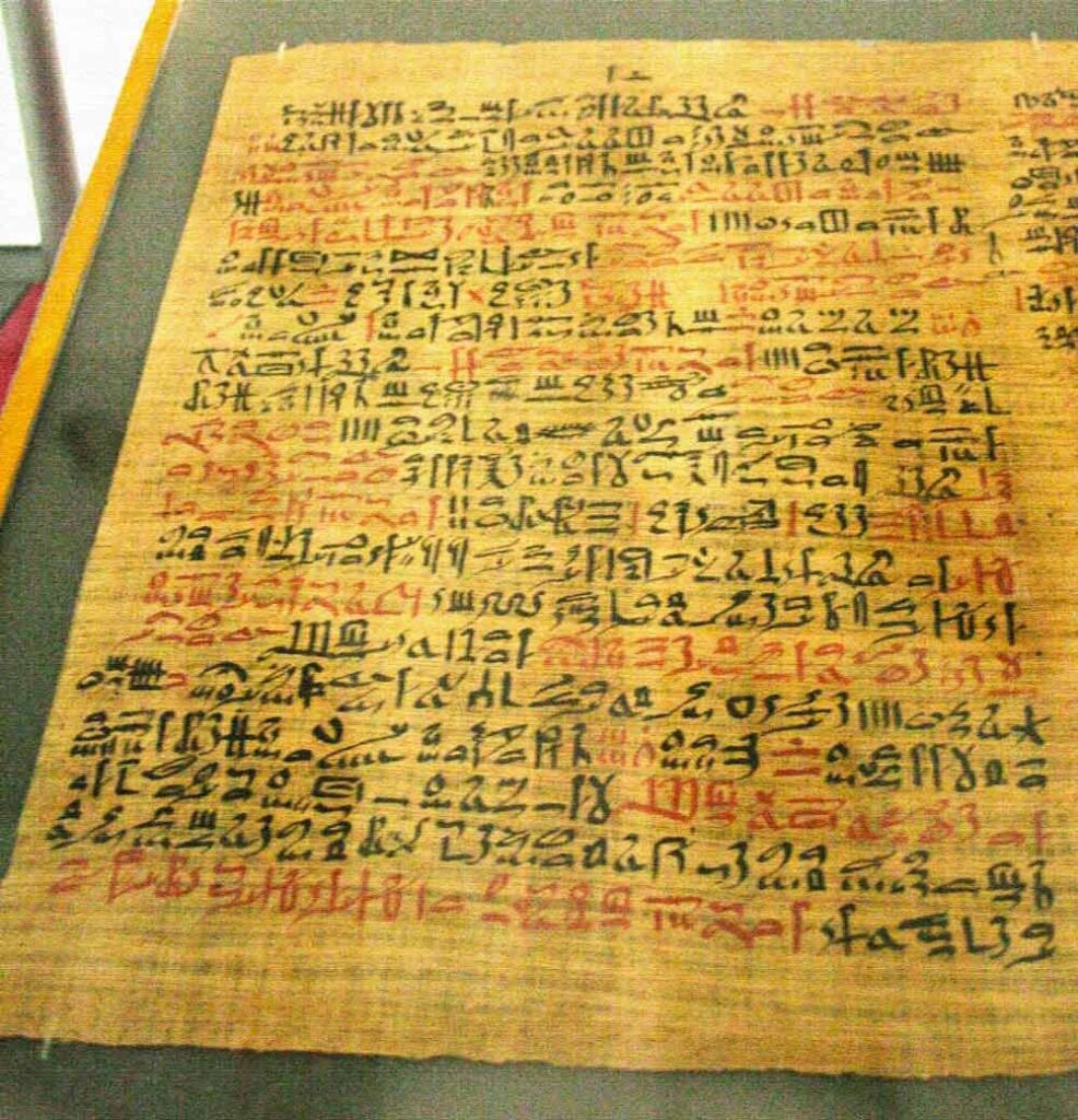 Papiro antigo sobre uma mesa