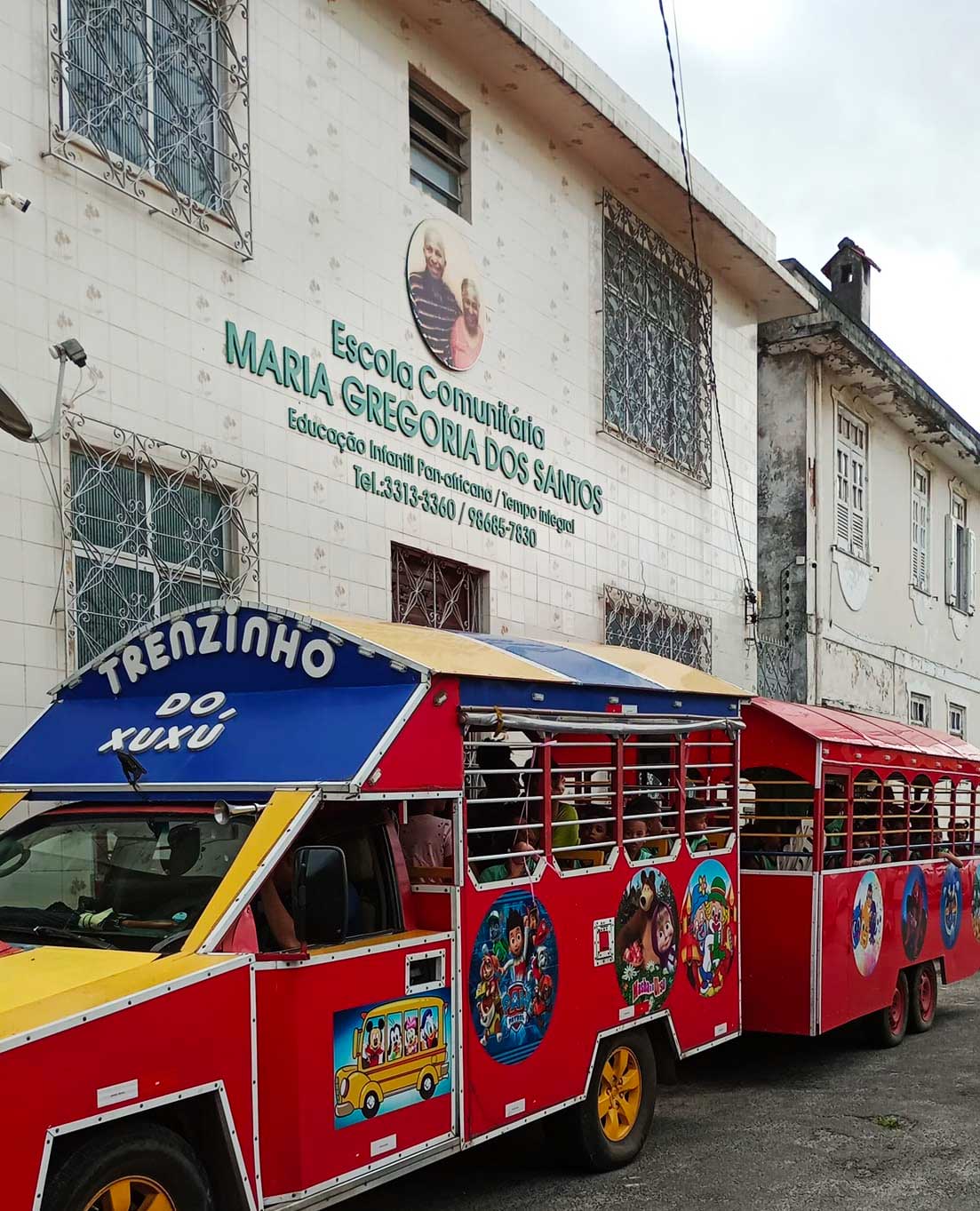 Trenzinho do Xuxú em frente a Escola Comunitária Maria Gregória (Imagem: Divulgação)