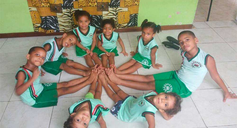 Alunos da Escola Comunitária Maria Gregória (Imagem: Divulgação)