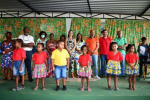 Foto colorida que mostra estudantes e professores de Escola Quilombola do Cangula