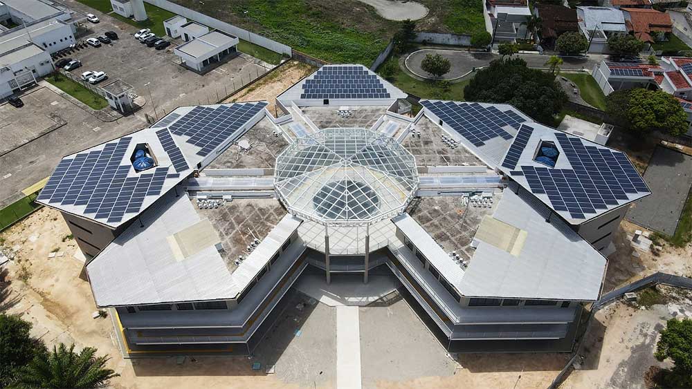 Foto que mostra um edifício de um angulo que mostra os painéis fotovoltaicos, que é o campus Jorge Amado
